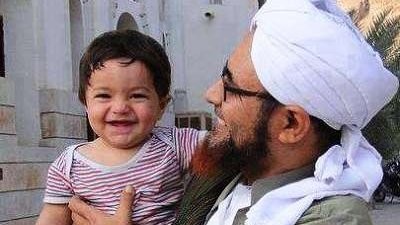 Habib Umar bin Hafidz dan si anak kecil yang membahagiakan. (Foto: dok/ngopibareng.id)