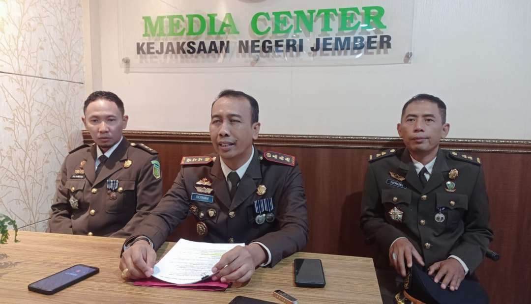 Kepala Kejaksaan Negeri Jember I Nyoman Sucitrawan saat memaparkan capaian kinerja selama Januari - Juli 2023 (Foto: Rusdi/Ngopibareng.id)