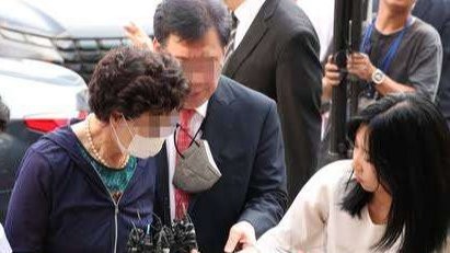 Choi Eun-soon, ibu mertua Presiden Korea Selatan Yoon Suk Yeol ditangkap polisi, Jumat 21 Juli 2023. (Foto: Twitter)