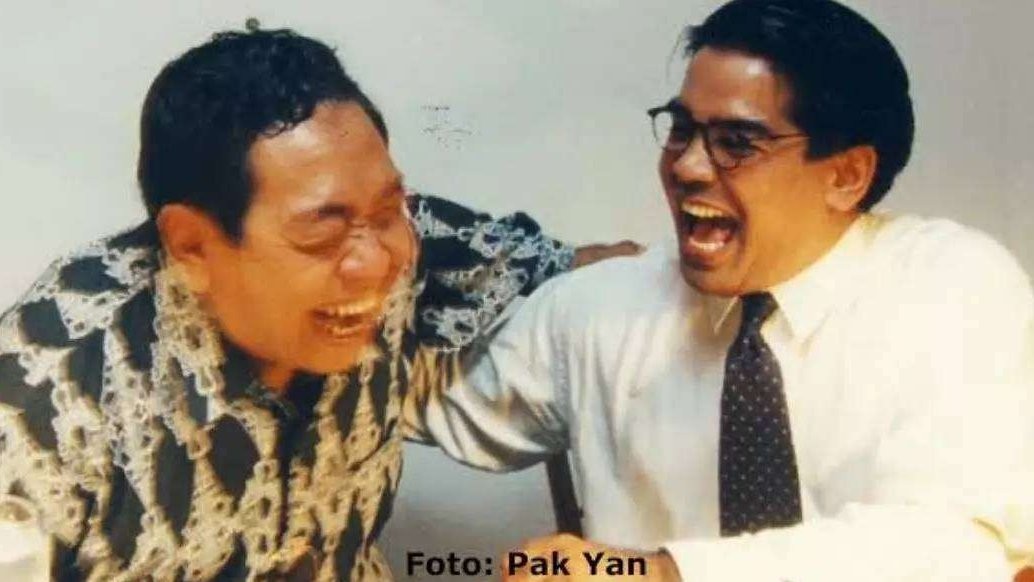KH Abdurrahman Wahid alias Gus Dur bersama Yan Apul, pengacara terkenal pada zamannya. (Foto: dok/Ngopibareng.id)