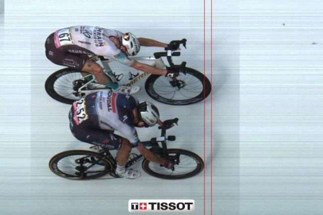 Foto finis duel sprint antara Matej Mohoric (Bahrain Victorious) dengan Kasper Asgreen (Soudal-Quickstep) di Tour de France etape 19. (Foto: Istimewa)