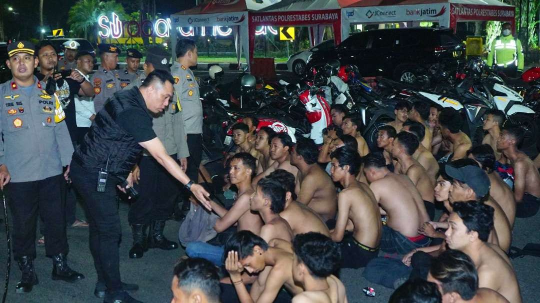 Puluhan oknum pesilat dari luar kota diamankan oleh Polrestabes Surabaya. (Foto: Humas Polrestabes Surabaya)