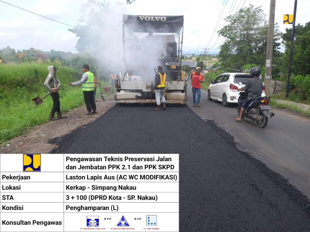 Kementerian PUPR memanfaatkan aspal buton dan aspal karet untuk penanganan jalan rusak di Bengkulu. (Foto: Kemen PUPR)