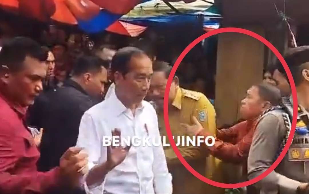 Bupati Bengkulu Utara ditarik paksa oleh seseorang saat mendampingi Presiden Jokowi dan Ibu Negara Iriana Jokowi di Pasar Purwodadi, Jumat 21 Juli 2023. (Foto: Instagram @bengkuluinfo)