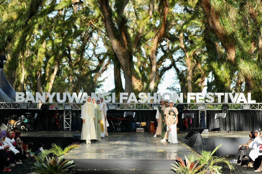 Gelaran Banyuwani Fashion Festival dilaksanakan dialam terbuka berlatar pohon trembesi berusia ratusan tahun (foto: Humas Pemkab Banyuwangi )