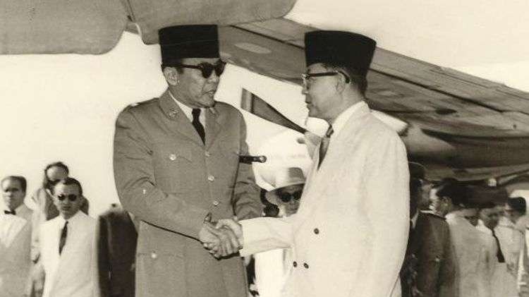 Bung Karno dan Bung Hatta bersalaman. (Foto: Sejarah Nasional Indonesia)