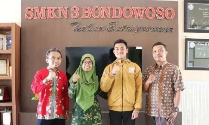 Muhammad Hamid (baju kuning) saat pamitan pada Kepala SMKN 3;Bondowoso, Anik Sudiartini.(Foto: SMKN 3 Bondowoso)