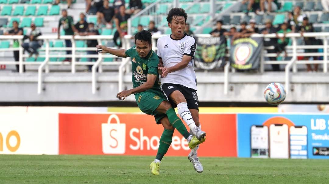 Pemain RANS Nusantara, Mitsuru Maruoka (putih) mencoba mengantisipasi tendangan pemain Persebaya M Hidayat di Stadion Gelora Bung Tomo, Surabaya, Minggu 23 Juli 2023. (Foto: Fariz Yarbo/Ngopibareng.id)