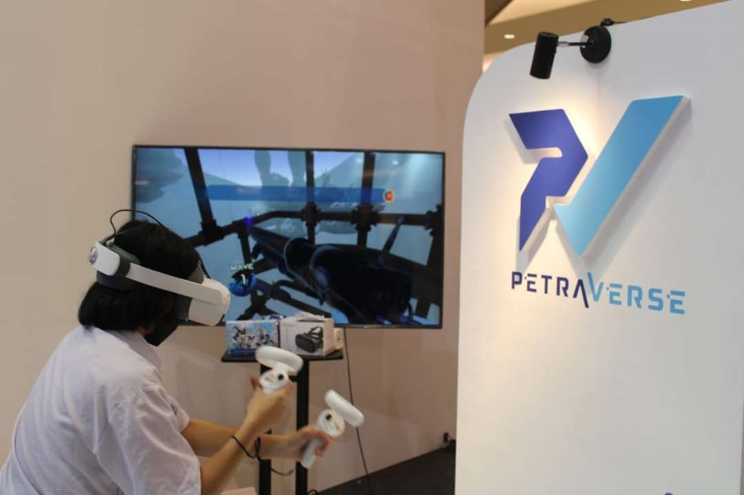 Salah satu pengunjung mencoba teknologi VR di Edu Fair. (Foto: Pita Sari/Ngopibareng.id)
