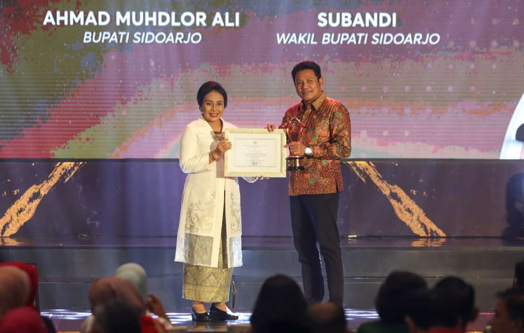 Wakil Bupati Sidoarjo terima penghargaan Kabupaten layak anak (foto: Aini/Ngopibareng.id)
