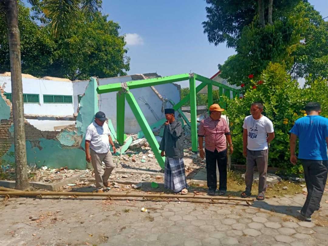 Anggota DPRD Blora sidak pembangunan SD di Cepu. (Foto: Ahmad Sampurno/ Ngopibareng.id)