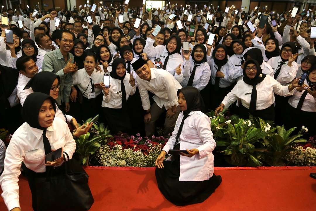 Walikota Surabaya, Eri Cahyadi saat menyerahkan SK digital PPK kepada ribuan guru. (Foto: Pita Sari/Ngopibareng.id)