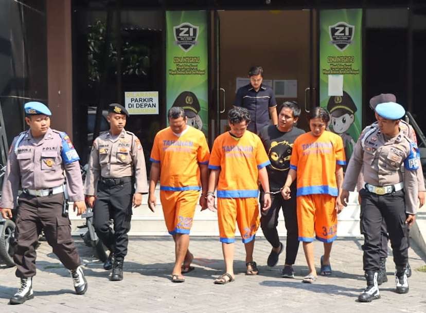 Tiga tersangka pengeroyokan saat diamankan petugas Polresta Sidoarjo. (Foto: Aini Arifin/Ngopibareng.id)