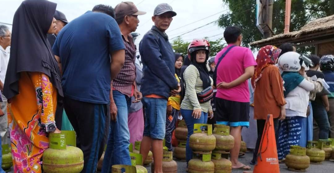 Antrean warga dalam operasi pasar elpiji 3 kg Senin, 24 Juli 2023 pagi. (Foto: Muh Hujaini/Ngopibareng.id)