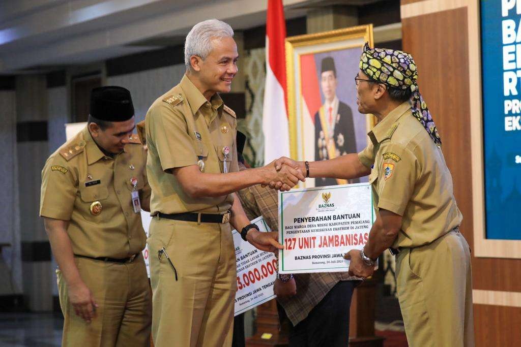 Gubernur Jawa Tengah Ganjar Pranowo menyerahkan bantuan modal usaha ekonomi produktif, RTLH, dan jamban kepada ratusan keluarga yang masuk dalam kategori miskin di Jawa Tengah. (Foto: Ist)