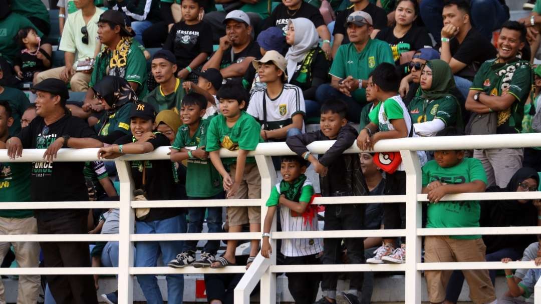 Anak-anak ikut menikmati pertandingan Persebaya di tribun keluarga Stadion Gelora Bung Tomo, Surabaya, Minggu 23 Juli 2023. (Foto: Fariz Yarbo/Ngopibareng.id)