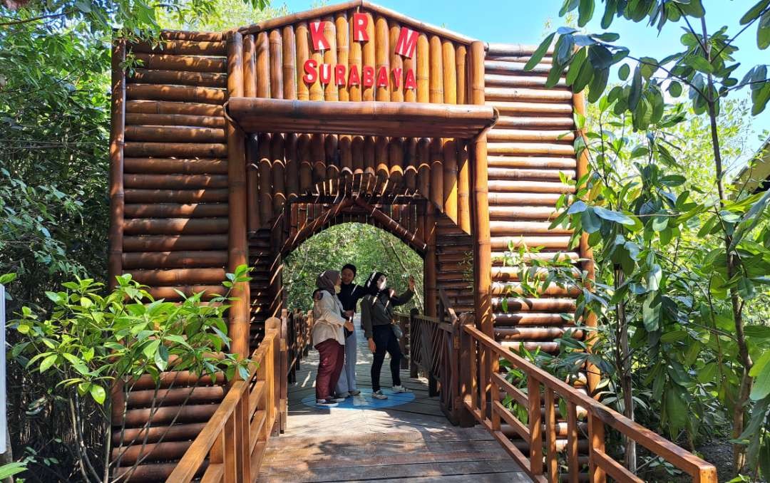 Kebun Raya Mangrove pertama di Indonesia ada di kawasan Gunung Anyar Surabaya. (Foto: Pita Sari/Ngopibareng.id)