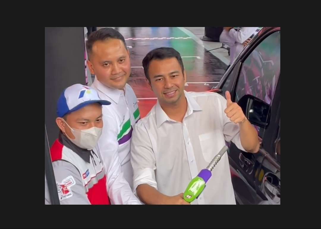 Raffi Ahmad isi BBM jenis Pertamax Green 95, Senin 24 Juli 2023. Launching perdana di SPBU MT Haryono, Jakarta Selatan. (Foto: Instagram)