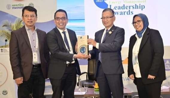 Menteri Energi & Sumber Daya Mineral RI, Arifin Tasrif  menyerahkan penghargaan Award of Excellence in Energy Management kepada Direktur Utama PT Semen Tonasa, Asruddin  didampingi Direktur Produksi SIG, Reni Wulandari. ( Foto; Arsip SIG).