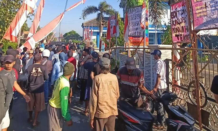Aksi unjuk rasa berujung penyegelan Kantor Desa Mundurejo, Kecamatan Umbulsari, Jember, pada 21 Juli 2023. (Foto: Istimewa)