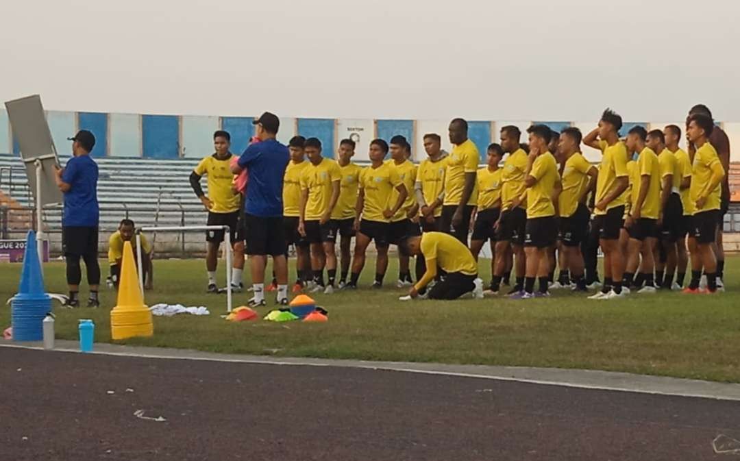 Pelatih Persela Lamongan, Djajang Nurdjaman sedang menjelaskan program latihan kepada pemain. (Foto: Imron Rosidi/Ngooibareng.id)