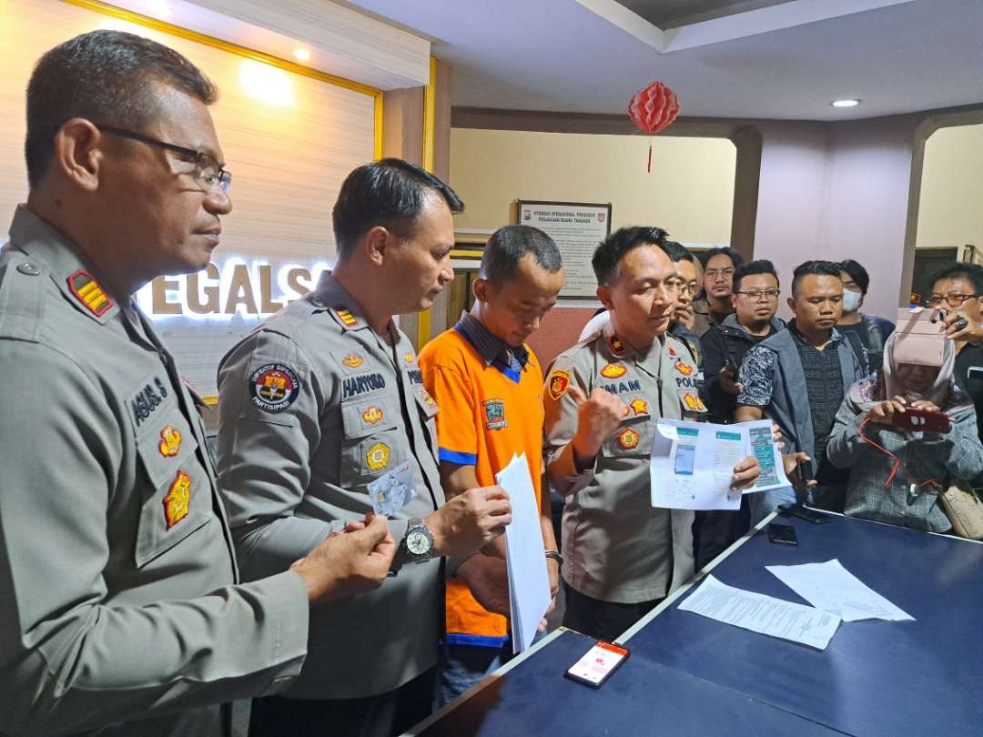 Polsek Tegalsari saat merilis pelaku penipuan PPDB 2023 di Kota Surabaya. (Foto: Pita Sari/Ngopibareng.id)