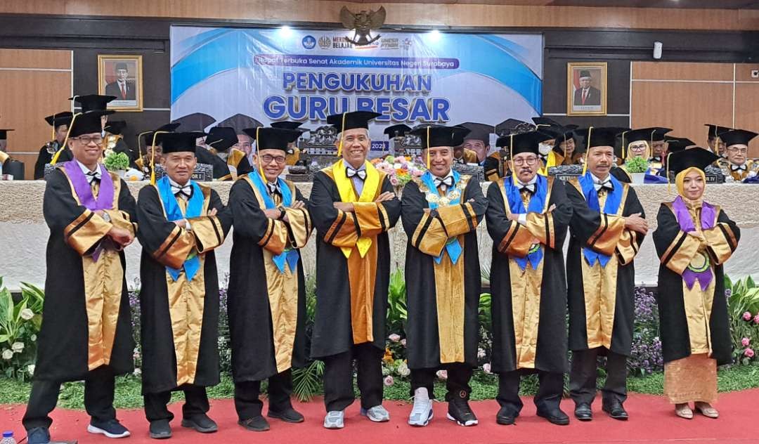 Rektor Unesa, Prof Nurhasan saat mengukuhkan 6 Guru Besar Unesa. (Foto: Pita Sari/Ngopibareng.id)
