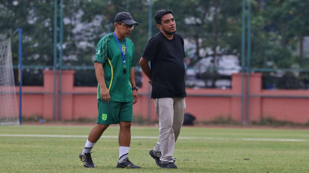 Pelatih Persebaya Aji Santoso bersama Manajer Tim Yahya Alkatiri usai latihan tim di Lapangan Thor, Surabaya, Selasa 25 Juli 2023. (Foto: Fariz Yarbo/Ngopibareng.id)