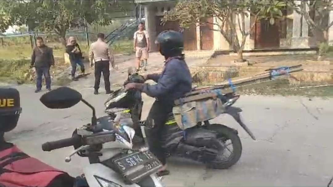 Polisi olah TKP di lokasi kecelakaan pelajar.(Foto relawan Mojokerto)