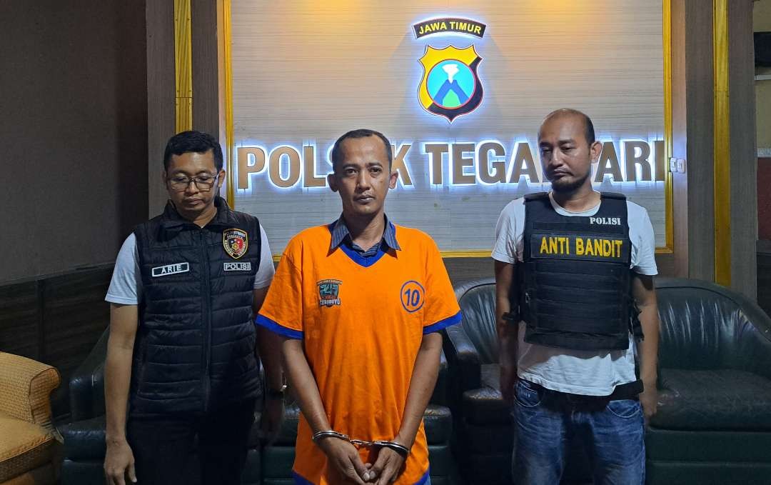 Pelaku DA, petugas kebersihan Dindik Surabaya yang menjadi calo PPDB ditangkap polsek Tegalsari. (Foto: Pita Sari/Ngopibareng.id)