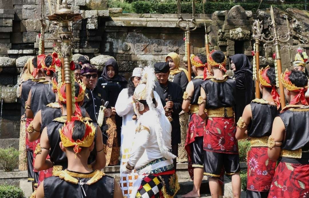 Sejumlah warga mengikuti kirab tradisi unduh Petirtan Jolotundo di Desa Seloliman, Trawas, Kabupaten Mojokerto.(Foto dokumen kominfo)