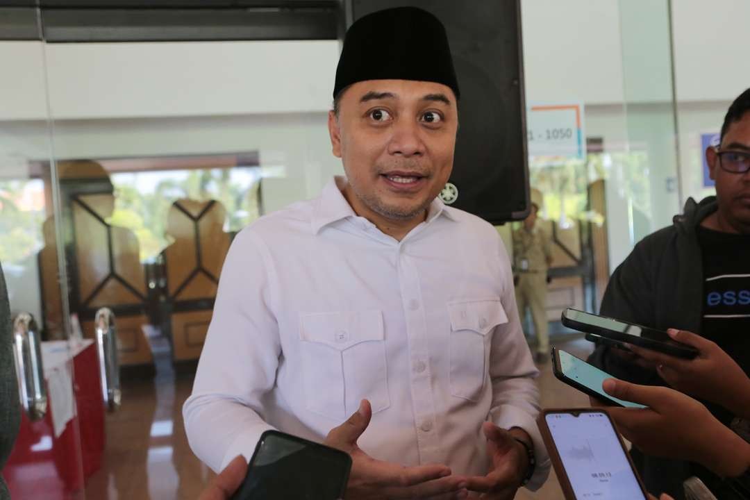 Walikota Surabaya, Eri Cahyadi saat mengungkapkan banyak warga luar Surabaya berpindah untuk minta bantuan. (Foto: Pita Sari/Ngopibareng.id)