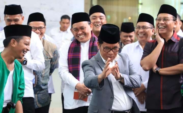 Dirjen Bimas Islam Kementerian Agama RI, Kamaruddin Amin di tengah peserta dialog ormas kepemudaan Islam ( Foto; Bimas Uslam)