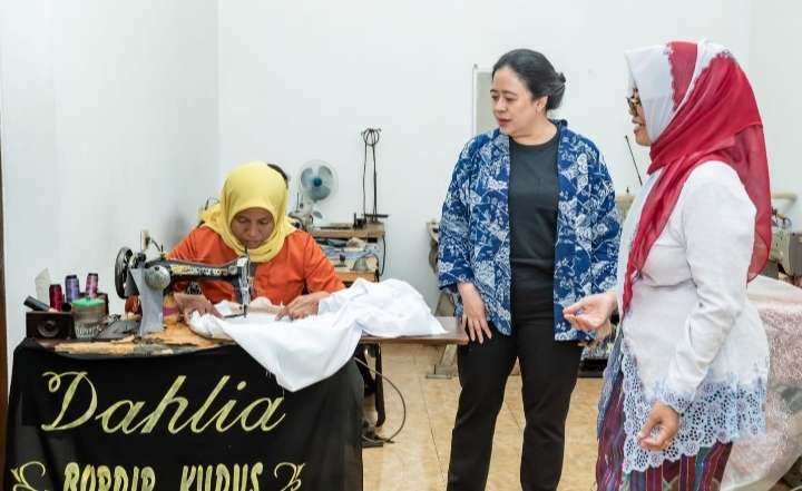 Ketua DPR RI Puan Maharani mengunjungi UMKM produk kain bordir tradisional di Dahlia Bordir Kudus. (Foto: Media Center DPR)