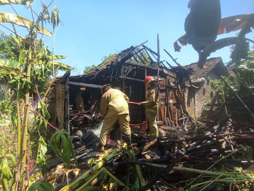 Kebakaran rumah di Desa Bendo, Kecamatan Kapas, Kabupaten Bojonegoro, terbakar pada Rabu 26 Juli 2023. (Foto: dok. damkar bojonegoro)