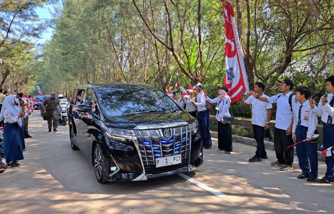 Mobil yang ditumpangi Megawati Soekarnoputri disambut bak pahlawan oleh para siswa SD hingga SMP di Surabaya. (Foto: Pita Sari/Ngopibareng.id)