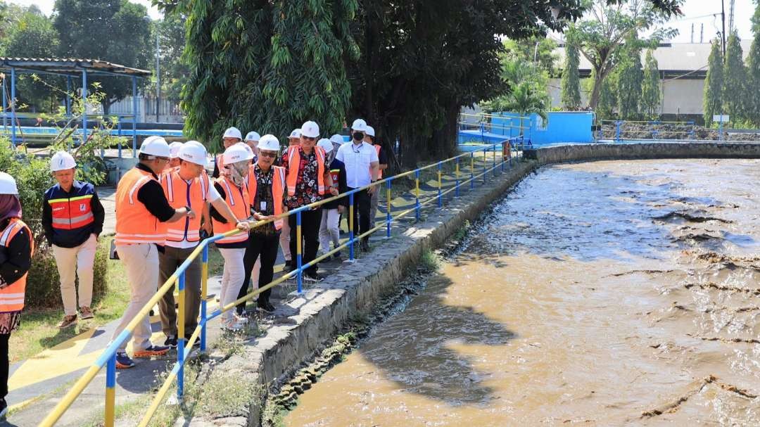 Walikota Surabaya, Eri Cahyadi berkunjung di Pengolahan Limbah Cair Terpadu Waste Water Treatment Plant PT SIER di Kawasan Industri Rungkut, Surabaya, Kamis 27 Juli 2023. (Foto: SIER)