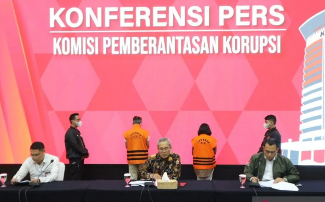 Konferensi pers saat mengumumkan status tersangka Kepala Basarnas Marsekal Madya Henri Alfiandi, dan empra orang lainnya. (Foto: Ant)