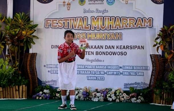 Salah satu pelajar SD peserta lomba bercerita memeriahkan Bondowoso Festival Muharram 2023 digelar Disperpusip Bondowoso.(Foto:Disperpusip Bondowoso)