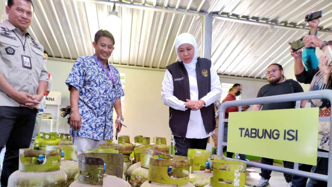 Gubernur Jatim, Khofifah Indar Parawansa meninjau stok LPG 3 kg di salah satu agen di Surabaya, Kamis 27 Juli 2023. (Foto: Fariz Yarbo/Ngopibareng.id)