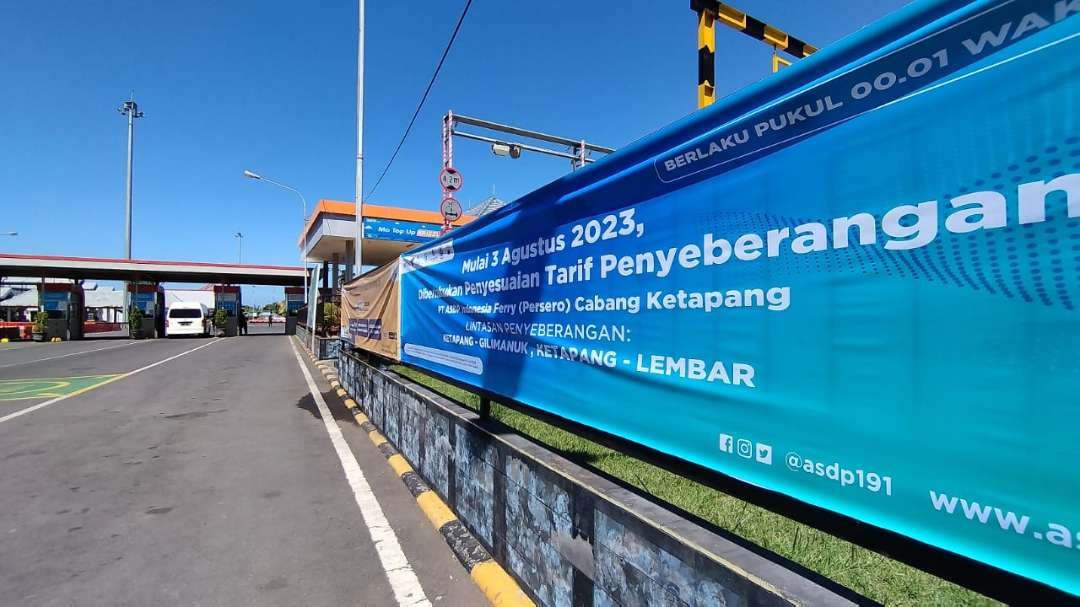 Sebuah spanduk yang menjelaskan rencana kenaikan tarif penyeberangan terpasang di Pelabuhan Ketapang, Banyuwangi (foto: Muh Hujaini/Ngopibareng.id)