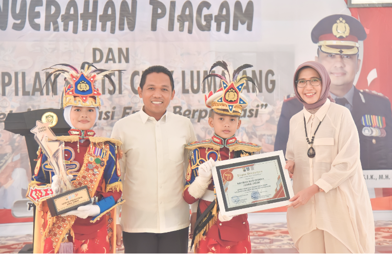 Bupati Lumajang Thoriqul Haq dan Wakil Bupati Indah Amperawati menyerahkan piagam penghargaan pada Polisi Cilik berprestasi. (Foto: Kominfo Lumajang)