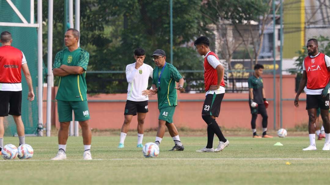 Pelatih Persebaya, Aji Santoso (tengah), saat memberikan materi latihan kepada pemain belakang di Lapangan Thor, Surabaya. (Foto: Fariz Yarbo/Ngopibareng.id)