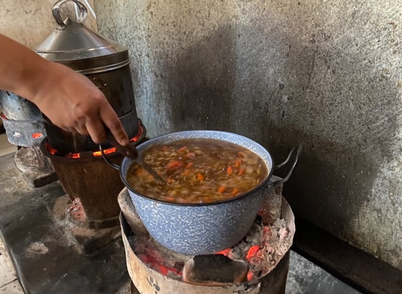 Proses memasak di dapur Warung Arema, Kota Malang (Foto: Lalu Theo/Ngopibareng.id)
