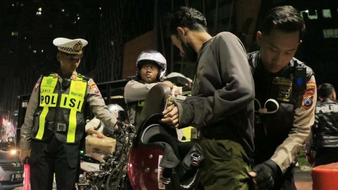 Anggota Polrestabes Surabaya melakukan pemeriksaan terhadap kendaraan yang melanggar aturan di Surabaya. (Foto: Ist)