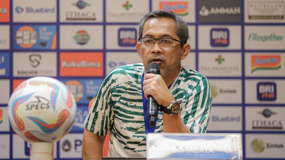 Pelatih Persebaya, Aji Santoso mengulas persiapan tanding lawan Persija. (Foto: Persebaya)