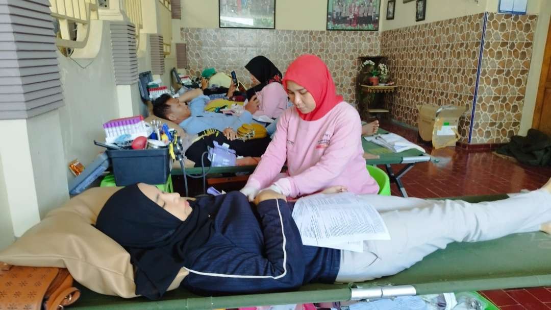 Sejumlah warga sedang mendonorkan darahnya (Foto: Muh Hujaini/Ngopibareng.id)