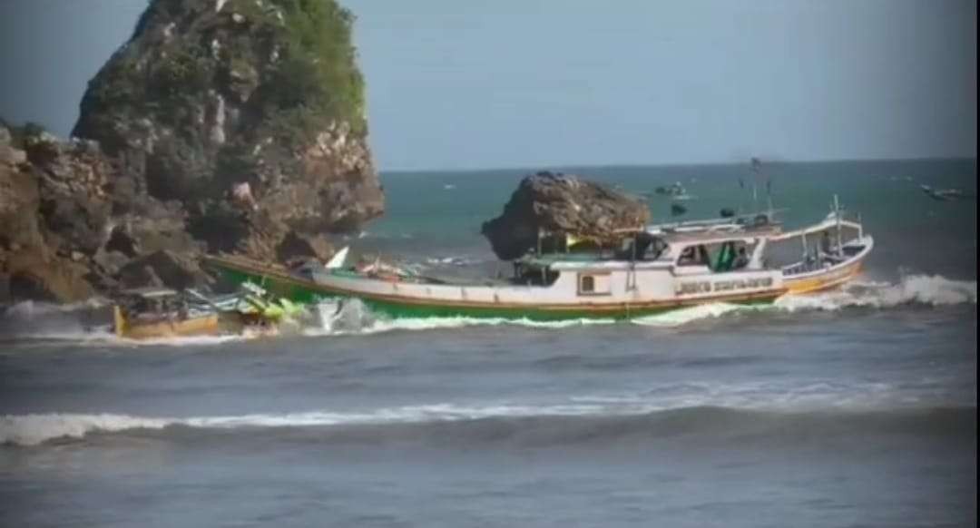 Detik-detik dua perahu di Jember bertabrakan. (Foto: Tangkap layar video)