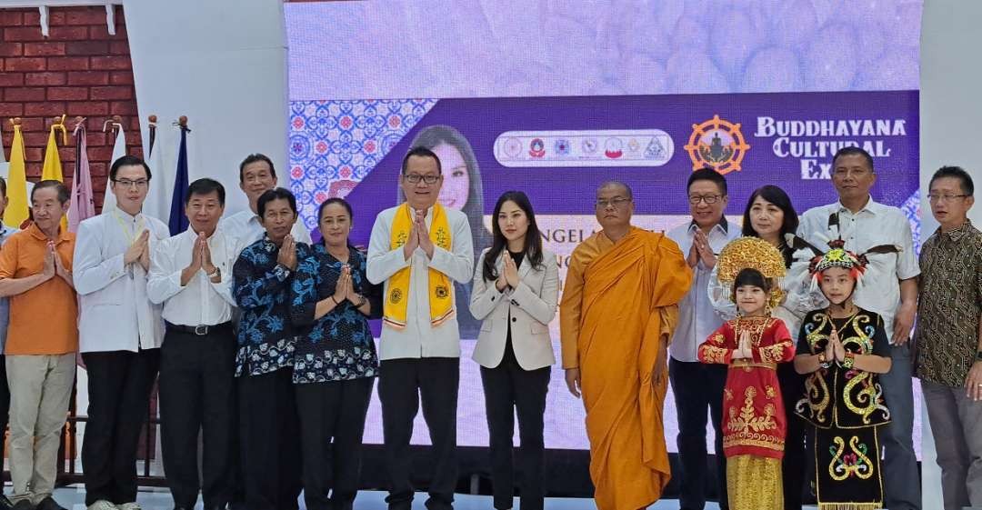 Wakil Menteri Pariwisata dan Ekonomi Kreatif, Angela Tanosoedibjo (tengah) dalam acara Buddhayana Cultur Expo. (Foto: Pita Sari/Ngopibareng.id)