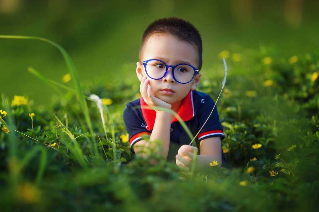 Ilustrasi anak bercamata. Orang tua wajib tahu gejala awal Low Vision. (Foto: Pixabay)